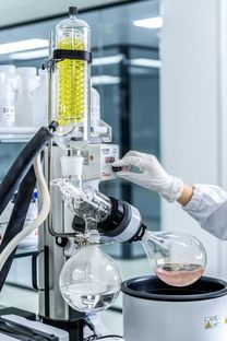 探訪麥吉麗研發(fā)工廠 精密儀器儀表如何鑄就高端國(guó)貨護(hù)膚傳奇